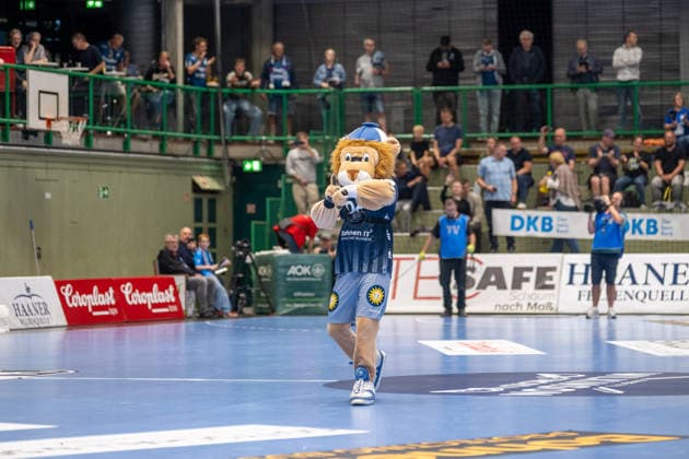 Auch fuer das Maskottchen des BHC wird es Zeit. Bergischer HC vs. SG Flensburg-Handewitt, Handball, Opel HBL, 02. Spieltag, Saison 2026 2027, 02.09.2026 Bergischer HC vs. SG Flensburg-Handewitt, Handball, Opel HBL, 02. Spieltag, Saison 2026 2027, 02.09.2026 Wuppertal Copyright: xEibner-Pressefoto ThomasxHaeslerx EP_THR