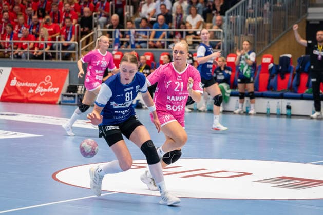 HSG Blomberg-Lippe (GER) vs. TuS Metzingen (GER), Handball, 1. Handball Bundesliga Frauen, Spieltag 2, Saison 2026 2027, Blomberg, 02.09.26 Svenja Demmel (TuS Metzingen, 21) im Zweikampf mit Karolina Jurenczyk (HSG Blomberg-Lippe, 81) Blomberg Synflex-Arena an der Ulmenallee Deutschland