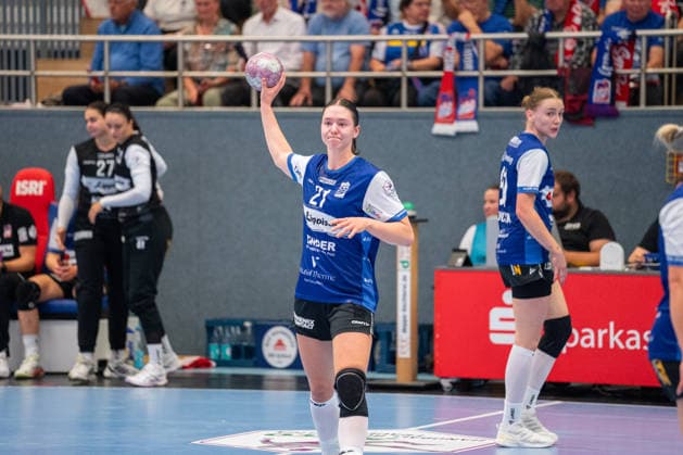 HSG Blomberg-Lippe (GER) vs. TuS Metzingen (GER), Handball, 1. Handball Bundesliga Frauen, Spieltag 2, Saison 2026 2027, Blomberg, 02.09.26 Nuria Bucher (HSG Blomberg-Lippe, 21) beim Spielaufbau Blomberg Synflex-Arena an der Ulmenallee Deutschland