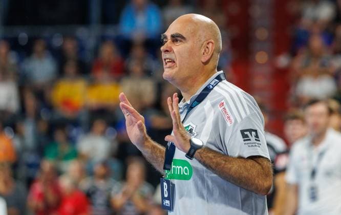02.09.2026 - Handball - 1. Bundesliga OPEL HBL - Saison 2026 2027 - 02. Spieltag: HC Erlangen Metropolregion Nürnberg HCE - TSV Hannover-Burgdorf ( Die Recken ) - DaMa - xdaxmax - Juan Carlos Pastor Gomez (Trainer TSV Hannover-Burgdorf ) zeigt an gestikuliert dirigiert gibt Anweisungen