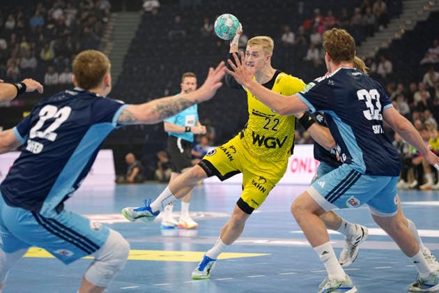 Foto : Torwurf von .... Torben MATZGEN (Stuttgart) gegen Moritz SAUTER (rechts) und Noah BEYER ( links , beide Hamburg ) Handball Herren 1. Bundesliga 2. Spieltag am Mi. 02.09.2026 Handball 1. Liga HCH Hamburg - TVB Stuttgart