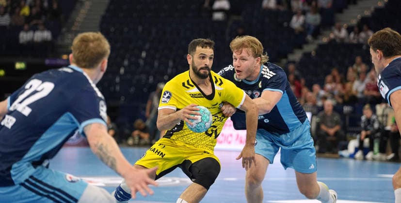 Foto : Torwurf von .... Mohamed Amine DARMOUL (Stuttgart) gegen Martin HOVDE ( rechts , Hamburg ) Handball Herren 1. Bundesliga 2. Spieltag am Mi. 02.09.2026 Handball 1. Liga HCH Hamburg - TVB Stuttgart