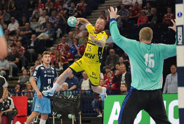 Foto : Torwurf von .... Patrick ZIEKER (Stuttgart) gegen Torhüter Robin HAUG ( Hamburg ) Handball Herren 1. Bundesliga 2. Spieltag am Mi. 02.09.2026 Handball 1. Liga HCH Hamburg - TVB Stuttgart
