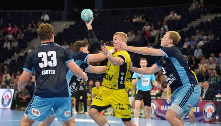 Foto : Torwurf von .... Torben MATZGEN (Stuttgart) gegen Einar OLAFSSON (rechts) und Moritz SAUTER und Jan-Christian Schmidt ( alle Hamburg ) Handball Herren 1. Bundesliga 2. Spieltag am Mi. 02.09.2026 Handball 1. Liga HCH Hamburg - TVB Stuttgart