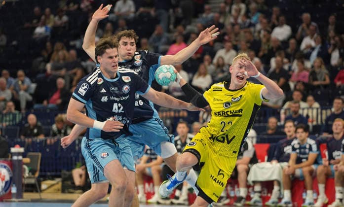 Foto : Torwurf von .... Torben MATZGEN (Stuttgart) gegen Jan-Christian Schmidt und hinten Elias KOFLER (Hamburg) Handball Herren 1. Bundesliga 2. Spieltag am Mi. 02.09.2026 Handball 1. Liga HCH Hamburg - TVB Stuttgart