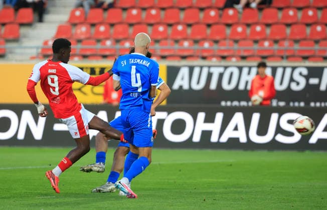 02.09.2026 Halle Saale Sachsen Anhalt Fußball Hallescher FC Halle HFC Regionalliga Nordost 4. Liga Männer Saison 2026 2027 6. Spieltag Hallescher FC - SV Tasmania Berlin Tor das 1:0 durch Bocar Bar— Baro (Hallescher FC) Eder Steffen