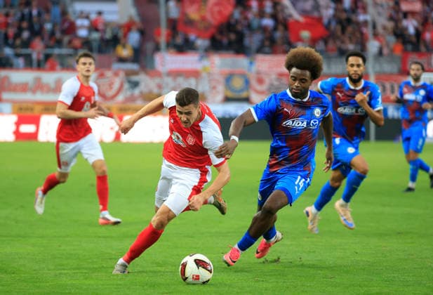 02.09.2026 Halle Saale Sachsen Anhalt Fußball Hallescher FC Halle HFC Regionalliga Nordost 4. Liga Männer Saison 2026 2027 6. Spieltag Hallescher FC - SV Tasmania Berlin Marius Hauptmann (Hallescher FC) Shean Mensa ( Tasmania Berlin)