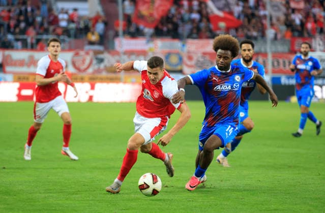 02.09.2026 Halle Saale Sachsen Anhalt Fußball Hallescher FC Halle HFC Regionalliga Nordost 4. Liga Männer Saison 2026 2027 6. Spieltag Hallescher FC - SV Tasmania Berlin Marius Hauptmann (Hallescher FC) Shean Mensa ( Tasmania Berlin)