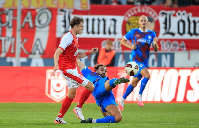02.09.2026 Halle Saale Sachsen Anhalt Fußball Hallescher FC Halle HFC Regionalliga Nordost 4. Liga Männer Saison 2026 2027 6. Spieltag Hallescher FC - SV Tasmania Berlin Fabrice Hartmann (Hallescher FC) Abdulkadir Beyazit ( Tasmania Berlin)