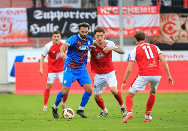 02.09.2026 Halle Saale Sachsen Anhalt Fußball Hallescher FC Halle HFC Regionalliga Nordost 4. Liga Männer Saison 2026 2027 6. Spieltag Hallescher FC - SV Tasmania Berlin Abdulkadir Beyazit ( Tasmania Berlin) Niclas Stierlin (Hallescher FC)