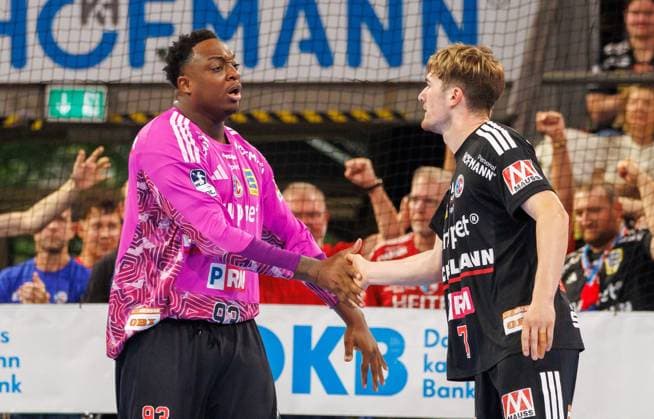 02.09.2026 - Handball - 1. Bundesliga OPEL HBL - Saison 2026 2027 - 02. Spieltag: HC Erlangen Metropolregion Nürnberg HCE - TSV Hannover-Burgdorf ( Die Recken ) - DaMa - xdaxmax - Rubens Pierre (93, HC Erlangen HCE ) klatscht mit Yannik Bialowas (7, HC Erlangen HCE ) ab freut sich Freude