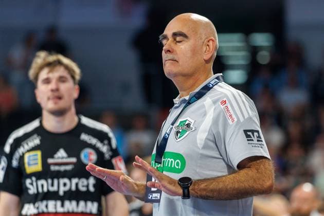 02.09.2026 - Handball - 1. Bundesliga OPEL HBL - Saison 2026 2027 - 02. Spieltag: HC Erlangen Metropolregion Nürnberg HCE - TSV Hannover-Burgdorf ( Die Recken ) - DaMa - xdaxmax - Juan Carlos Pastor Gomez (Trainer TSV Hannover-Burgdorf ) gestikuliert ruhig enttäuscht Enttäuschung