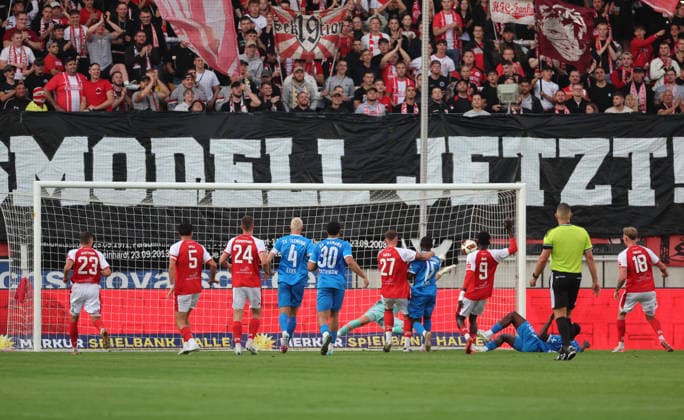 02.09.2026 Halle Saale Sachsen Anhalt Fußball Hallescher FC Halle HFC Regionalliga Nordost 4. Liga Männer Saison 2026 2027 6. Spieltag Hallescher FC - SV Tasmania Berlin Luca Bendel HFC Torwart U19 parade