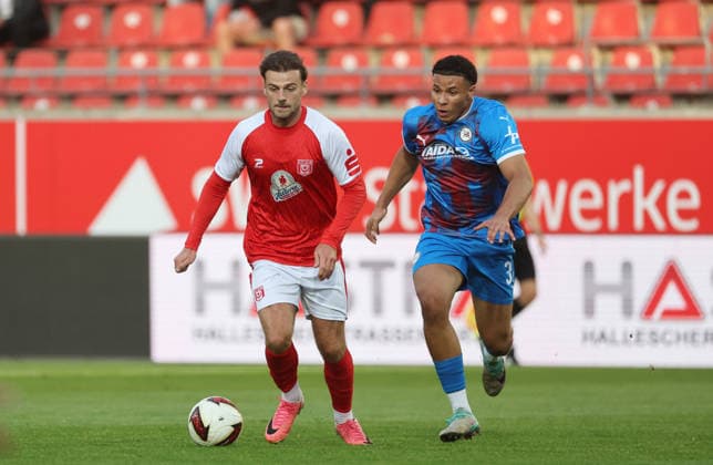 02.09.2026 Halle Saale Sachsen Anhalt Fußball Hallescher FC Halle HFC Regionalliga Nordost 4. Liga Männer Saison 2026 2027 6. Spieltag Hallescher FC - SV Tasmania Berlin Max Kulke (Hallescher FC) Youssef Labbouz ( Tasmania Berlin)