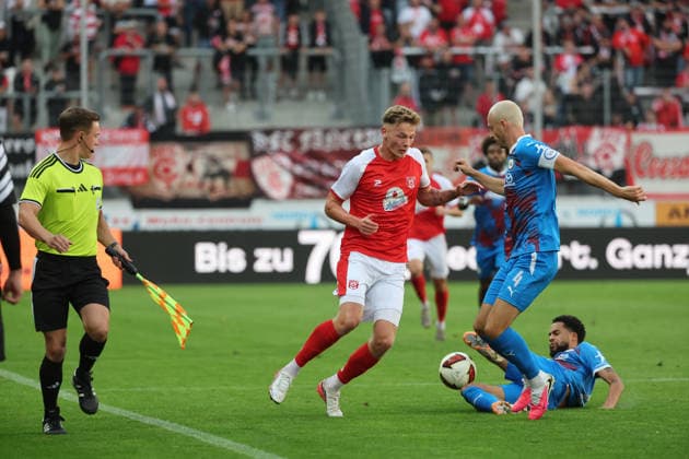 02.09.2026 Halle Saale Sachsen Anhalt Fußball Hallescher FC Halle HFC Regionalliga Nordost 4. Liga Männer Saison 2026 2027 6. Spieltag Hallescher FC - SV Tasmania Berlin Lucas Ehrlich (Hallescher FC) Deji Beyreuther ( Tasmania Berlin) Eder