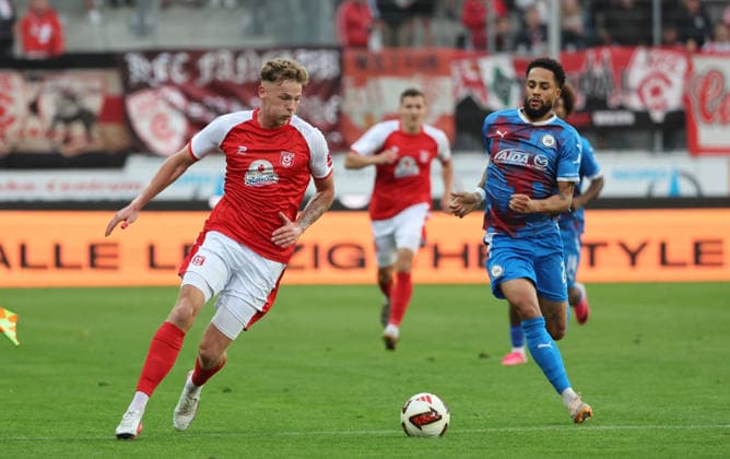 02.09.2026 Halle Saale Sachsen Anhalt Fußball Hallescher FC Halle HFC Regionalliga Nordost 4. Liga Männer Saison 2026 2027 6. Spieltag Hallescher FC - SV Tasmania Berlin Lucas Ehrlich (Hallescher FC) Deji Beyreuther ( Tasmania Berlin)