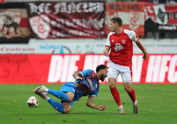 02.09.2026 Halle Saale Sachsen Anhalt Fußball Hallescher FC Halle HFC Regionalliga Nordost 4. Liga Männer Saison 2026 2027 6. Spieltag Hallescher FC - SV Tasmania Berlin Marius Hauptmann (Hallescher FC) Deji Beyreuther ( Tasmania Berlin)