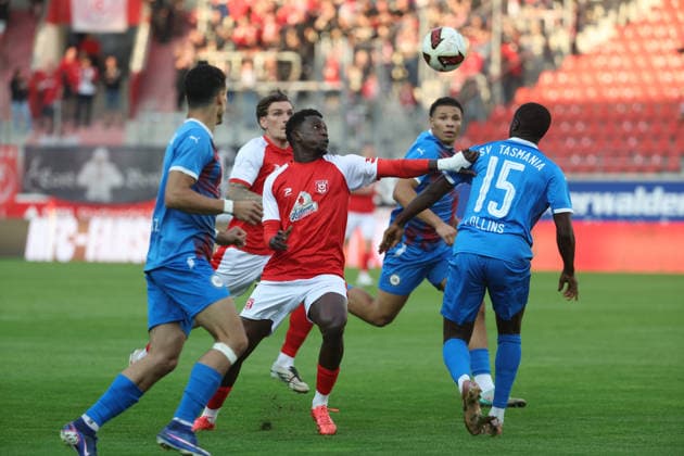 02.09.2026 Halle Saale Sachsen Anhalt Fußball Hallescher FC Halle HFC Regionalliga Nordost 4. Liga Männer Saison 2026 2027 6. Spieltag Hallescher FC - SV Tasmania Berlin Bocar Bar— Baro (Hallescher FC) Jamilu Collins ( Tasmania Berlin)