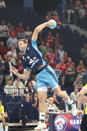 Handball Opel Handball Bundesliga 2026 2027 - Handball Verein Hamburg vs. TVB Stuttgart Oliver Norlyk (Hamburg), erfolgreicher Torwurf, Barclays Arena Hamburg