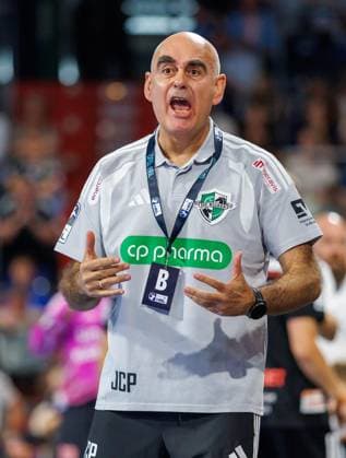 02.09.2026 - Handball - 1. Bundesliga OPEL HBL - Saison 2026 2027 - 02. Spieltag: HC Erlangen Metropolregion Nürnberg HCE - TSV Hannover-Burgdorf ( Die Recken ) - DaMa - xdaxmax - Juan Carlos Pastor Gomez (Trainer TSV Hannover-Burgdorf ) gestikuliert wütend