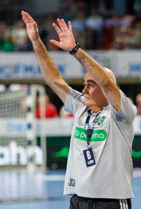 02.09.2026 - Handball - 1. Bundesliga OPEL HBL - Saison 2026 2027 - 02. Spieltag: HC Erlangen Metropolregion Nürnberg HCE - TSV Hannover-Burgdorf ( Die Recken ) - DaMa - xdaxmax - Juan Carlos Pastor Gomez (Trainer TSV Hannover-Burgdorf ) zeigt an gestikuliert dirigiert gibt Anweisungen