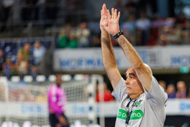 02.09.2026 - Handball - 1. Bundesliga OPEL HBL - Saison 2026 2027 - 02. Spieltag: HC Erlangen Metropolregion Nürnberg HCE - TSV Hannover-Burgdorf ( Die Recken ) - DaMa - xdaxmax - Juan Carlos Pastor Gomez (Trainer TSV Hannover-Burgdorf ) zeigt an gestikuliert dirigiert gibt Anweisungen