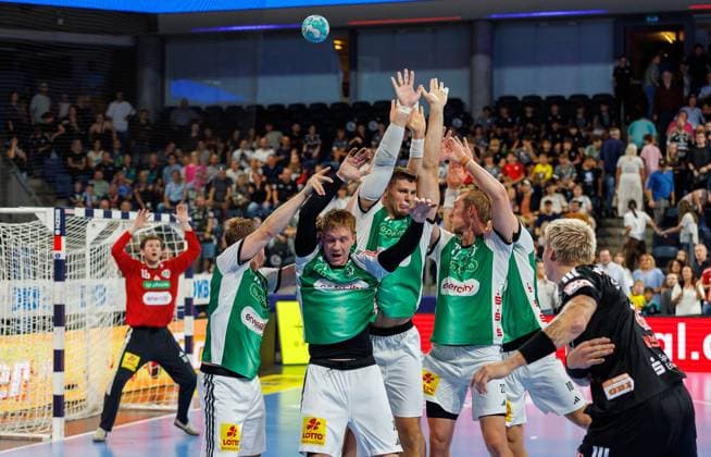 02.09.2026 - Handball - 1. Bundesliga OPEL HBL - Saison 2026 2027 - 02. Spieltag: HC Erlangen Metropolregion Nürnberg HCE - TSV Hannover-Burgdorf ( Die Recken ) - DaMa - xdaxmax - Marek Nissen (6, HC Erlangen HCE ) mit Torschuss gg Mauer von TSV Hannover-Burgdorf