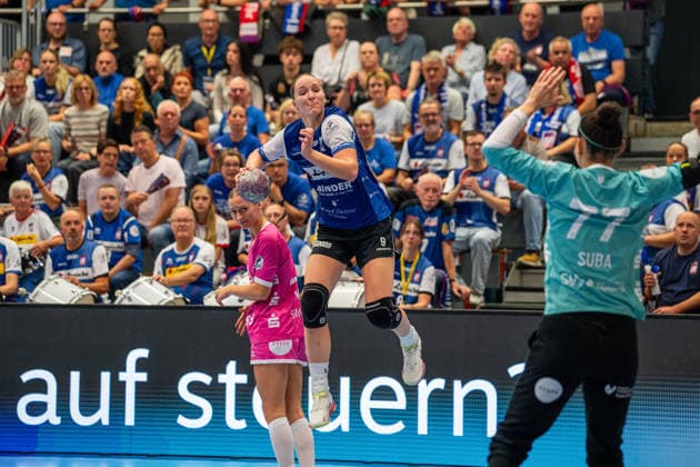 HSG Blomberg-Lippe (GER) vs. TuS Metzingen (GER), Handball, 1. Handball Bundesliga Frauen, Spieltag 2, Saison 2026 2027, Blomberg, 02.09.26 Nieke Kuehne (HSG Blomberg-Lippe, 09) im Torwurf gegen Sara Suba (TuS Metzingen, 77) Blomberg Synflex-Arena an der Ulmenallee Deutschland