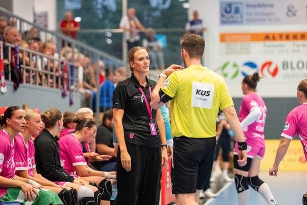 HSG Blomberg-Lippe (GER) vs. TuS Metzingen (GER), Handball, 1. Handball Bundesliga Frauen, Spieltag 2, Saison 2026 2027, Blomberg, 02.09.26 Miriam Hirsch (TuS Metzingen, Trainerin) beschwert sich beim Schiedsrichter Blomberg Synflex-Arena an der Ulmenallee Deutschland