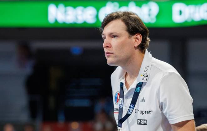 02.09.2026 - Handball - 1. Bundesliga OPEL HBL - Saison 2026 2027 - 02. Spieltag: HC Erlangen Metropolregion Nürnberg HCE - TSV Hannover-Burgdorf ( Die Recken ) - DaMa - xdaxmax - Johannes Sellin ( Trainer HC Erlangen HCE ) nachdenklich