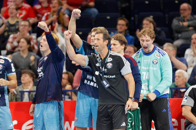 Handball 1. Opel Bundesliga 2026 2027 - Handball Club Hamburg (HCH) vs. TBV Stuttgart Jubel auf der Bank mit Trainer Torsten Jansen (Hamburg) Barclays Arena Hamburg Hamburg Foto: Frank Schoof