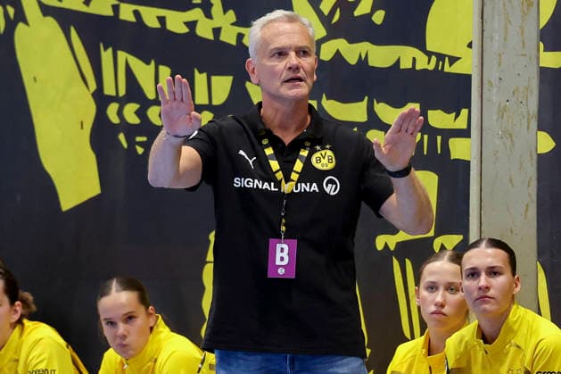 Trainer Kay Rothenpieler (Borussia Dortmund) gestikuliert waehrend des Spiels der Alsco Handball Bundesliga Frauen zwischen Borussia Dortmund und Union Neckarsulm, Sporthalle Wellinghofen am 02. September 2026 in Dortmund, Deutschland. (Foto von Marco Steinbrenner DeFodi Images) +++ Trainer Kay Rothenpieler (Borussia Dortmund) gestures during the Alsco Handball Bundesliga Frauen match between Borussia Dortmund and Sport-Union Neckarsulm at Sporthalle Wellinghofen on September 2, 2026 in Dortmund, Germany. (Photo by Marco Steinbrenner DeFodi Images) (Photo by Marco Steinbrenner DeFodi Images) -