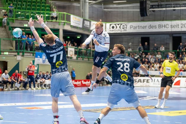 Simon Pytlick (SG Felnsburg Handewitt, 02) erzielt das erste Tor des Abends gegen Johannes Wasielewski (Bergischer HC 06, 77) und Tom Bergner (Bergischer HC 06, 28). Bergischer HC vs. SG Flensburg-Handewitt, Handball, Opel HBL, 02. Spieltag, Saison 2026 2027, 02.09.2026 Bergischer HC vs. SG Flensburg-Handewitt, Handball, Opel HBL, 02. Spieltag, Saison 2026 2027, 02.09.2026 Wuppertal Copyright: xEibner-Pressefoto ThomasxHaeslerx EP_THR