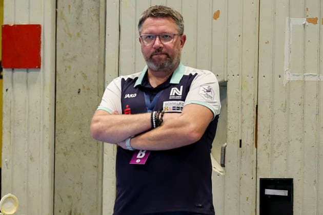 Trainer Thomas Zeitz Union Neckarsulm) schaut enttaeuscht waehrend des Spiels der Alsco Handball Bundesliga Frauen zwischen Borussia Dortmund und Sport-Union Neckarsulm, Sporthalle Wellinghofen am 02. September 2026 in Dortmund, Deutschland. (Foto von Marco Steinbrenner DeFodi Images) +++ Trainer Thomas Zeitz (Sport-Union Neckarsulm) looks dejected during the Alsco Handball Bundesliga Frauen match between Borussia Dortmund and Sport-Union Neckarsulm at Sporthalle Wellinghofen on September 2, 2026 in Dortmund, Germany. (Photo by Marco Steinbrenner DeFodi Images) (Photo by Marco Steinbrenner DeFodi Images) -
