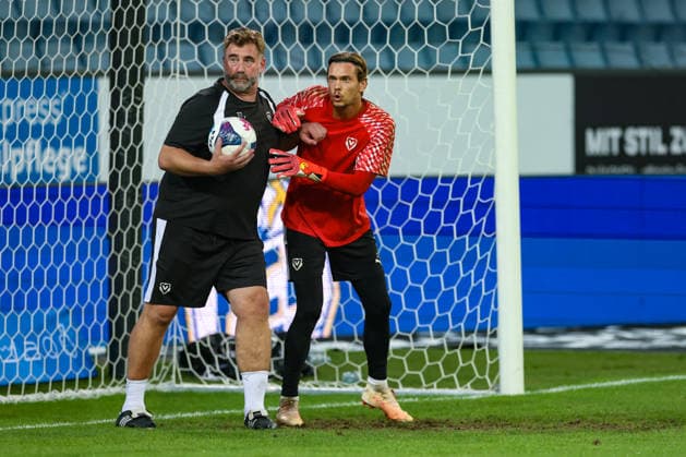 2. September 2026, Fussball, Brack Super League 2026 27, Runde 6, FC Luzern gegen FC Vaduz, Thermoplan Arena, Luzern, Schweiz Sebastian Selke (Torhütertrainer, FC Vaduz, li.) und Leon Schaffran (25, FC Vaduz) Photo: Urs Ottiger