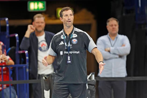 Handball 1. Opel Bundesliga 2026 2027 - Handball Club Hamburg (HCH) vs. TBV Stuttgart Trainer Torsten Jansen (Hamburg) und im Hintergrund Sportdirektor Johannes Bitter (Hamburg) und Gesellschafter und Aufsichtsrat Philipp Müller . Barclays Arena Hamburg Hamburg Foto: Frank Schoof