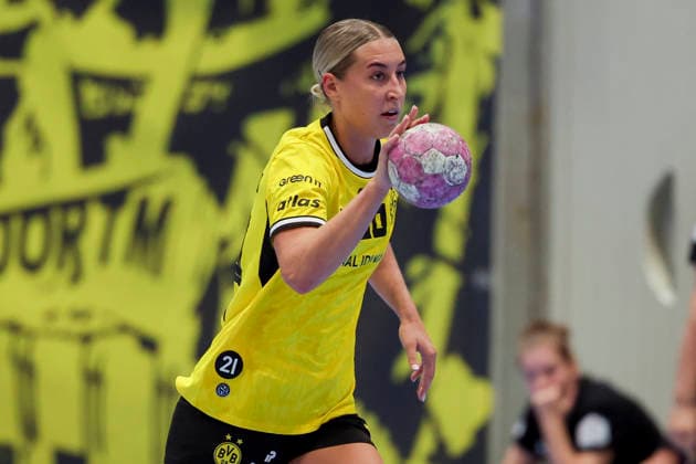 Dana Bleckmann (Borussia Dortmund) kontrolliert den Ball waehrend des Spiels der Alsco Handball Bundesliga Frauen zwischen Borussia Dortmund und Union Neckarsulm, Sporthalle Wellinghofen am 02. September 2026 in Dortmund, Deutschland. (Foto von Marco Steinbrenner DeFodi Images) +++ Dana Bleckmann (Borussia Dortmund) controls the ball during the Alsco Handball Bundesliga Frauen match between Borussia Dortmund and Sport-Union Neckarsulm at Sporthalle Wellinghofen on September 2, 2026 in Dortmund, Germany. (Photo by Marco Steinbrenner DeFodi Images) (Photo by Marco Steinbrenner DeFodi Images) -