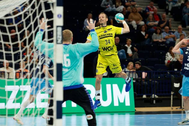 Handball 1. Opel Bundesliga 2026 2027 - Handball Club Hamburg (HCH) vs. TBV Stuttgart Kai Häfner (Stuttgart) wirft auf das Tor von Torwart Robin Paulsen Haug (Hamburg) . Barclays Arena Hamburg Hamburg Foto: Frank Schoof