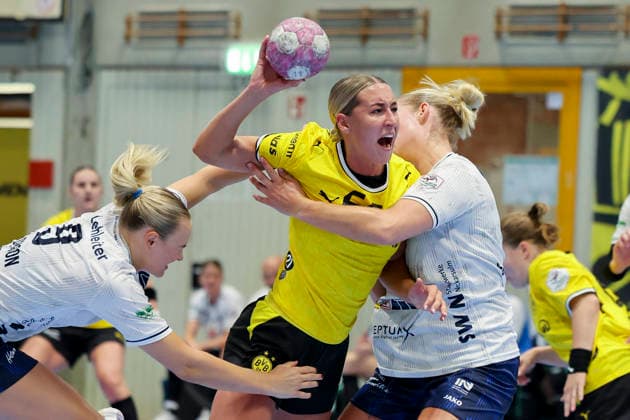 Fanny Elovson Union Neckarsulm), Dana Bleckmann (Borussia Dortmund) und Annefleur Bruggeman (Sport-Union Neckarsulm) kaempfen um den Ball waehrend des Spiels der Alsco Handball Bundesliga Frauen zwischen Borussia Dortmund und Sport-Union Neckarsulm, Sporthalle Wellinghofen am 02. September 2026 in Dortmund, Deutschland. (Foto von Marco Steinbrenner DeFodi Images) +++ Fanny Elovson (Sport-Union Neckarsulm), Dana Bleckmann (Borussia Dortmund) und Annefleur Bruggeman (Sport-Union Neckarsulm) battle for the ball during the Alsco Handball Bundesliga Frauen match between Borussia Dortmund and Sport-Union Neckarsulm at Sporthalle Wellinghofen on September 2, 2026 in Dortmund, Germany. (Photo by Marco Steinbrenner DeFodi Images) (Photo by Marco Steinbrenner DeFodi Images) -