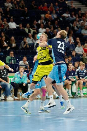 Handball 1. Opel Bundesliga 2026 2027 - Handball Club Hamburg (HCH) vs. TBV Stuttgart Torben Matzken (Stuttgart) wird von Einar Olafsson (Hamburg) am Hals gefoult . Barclays Arena Hamburg Hamburg Foto: Frank Schoof