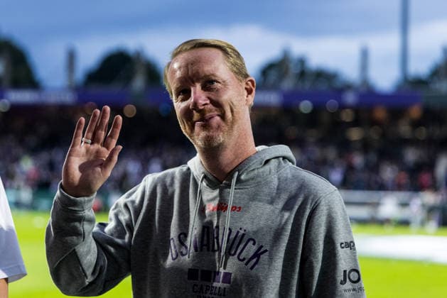 OSNABRUECK, GERMANY - SEPTEMBER 02: Timo Schultz (Head Coach VfL Osnabrueck) waving towards a fan before the DFB Pokal match between VfL Osnabrueck vs. FC Bayern Muenchen at Bremer Bruecke on matchday 1 of the DFB Pokal on September 02, 2026 in Osnabrueck, Germany. DFB REGULATIONS PROHIBIT ANY USE OF PHOTOGRAPHS AS IMAGE SEQUENCES AND OR QUASI-VIDEO. Lower Saxony Germany Copyright: xSteffiexWunderlx