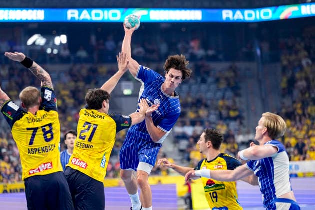 v.li.: Edwin Aspenbäck (RNL, 78), Aron Seesing (RNL, 21), Miro Schluroff (VfL, 15), beim Sprungwurf, Wurf, Torwurf, Action, Aktion, Spielszene, 02.09.2026, Mannheim (Deutschland), Handball, Bundesliga, Rhein-Neckar Löwen - VfL Gummersbach