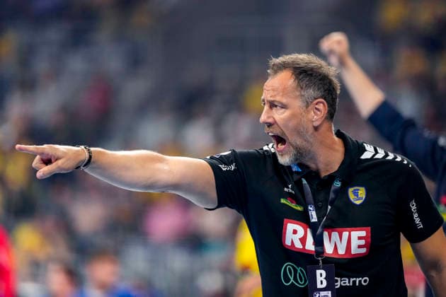Maik Machulla (Trainer, Cheftrainer, RNL), gibt Anweisungen, gestikuliert, mit den Armen gestikulieren, Einzelbild, Einzelfoto, Aktion, Action, ist wütend, ruft, schreit, schreien, schreiend, 02.09.2026, Mannheim (Deutschland), Handball, Bundesliga, Rhein-Neckar Löwen - VfL Gummersbach *** Maik Machulla, coach and head coach of the RNL, gives instructions, gestures, waves his arms, single frame, single photo, action, is angry, calls out, shouts, screaming, 02 09 2026, Mannheim, Germany, handball, Bundesliga, Rhein-Neckar Löwen vs. VfL Gummersbach xozx