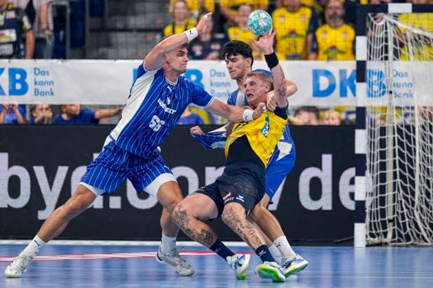 v.li.: Stepan Zeman (VfL, 66), Nikola Roganovic (VfL, 23), Edwin Aspenbäck (RNL, 78), Zweikampf, Spielszene, Duell, duel, tackle, tackling, Dynamik, Action, Aktion, 02.09.2026, Mannheim (Deutschland), Handball, Bundesliga, Rhein-Neckar Löwen - VfL Gummersbach