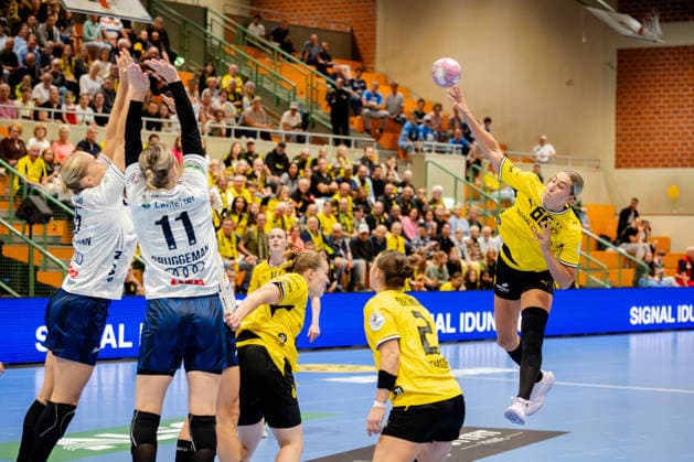 Dortmund, 02.09.2026, Handball, Damen, Bundesliga, 2. Spielatg, BVB Borussia Dortmund - Union Neckarsulm Dana Bleckmann (BVB, 66) beim Wurf aus dem Rückraum gegen den Abwehrblock von Neckarsulm