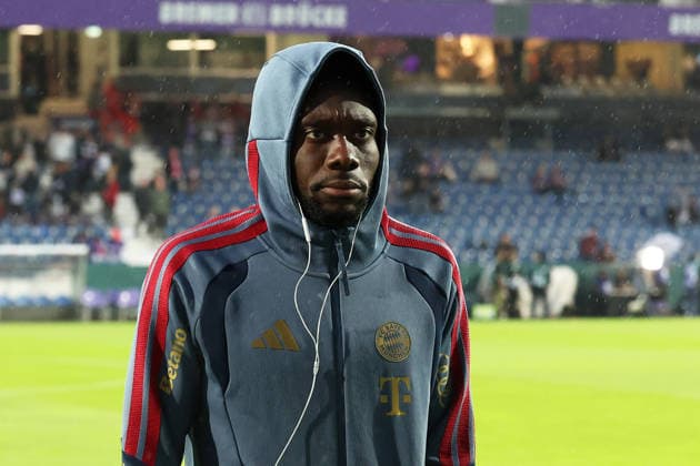 02.09.2026, xrekx, Fussball DFB Pokal 1.Runde, VfL Osnabrueck - FC Bayern München v.l. Platzbegehung vor dem Spiel Alphonso Davies (FC Bayern Muenchen) Osnabrueck