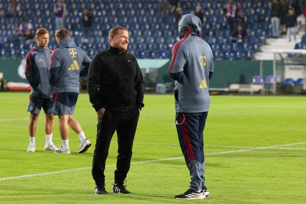 02.09.2026, xrekx, Fussball DFB Pokal 1.Runde, VfL Osnabrueck - FC Bayern München v.l. Platzbegehung vor dem Spiel Fußballfunktionär Vorstand Max Eberl (Bayern Muenchen) Alphonso Davies (FC Bayern Muenchen) Osnabrueck
