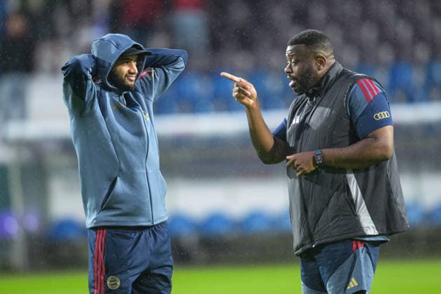 Fußball, DFB-Pokal, 20260902, VfL Osnabrück - FC Bayern München. Im Bild v.l. Ismael SAIBARI (Bayern, 34), Teammanager Mr. Aura Rodyse MUNIENGE. Osnabrück Osnatel Arena Niedersachsen Deutschland Copyright: Passion2Press MarkusxFischerx