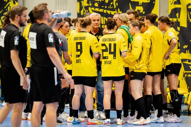 Dortmund, 02.09.2026, Handball, Damen, Bundesliga, 2. Spielatg, BVB Borussia Dortmund - Union Neckarsulm Kay Rothenpieler (Trainer BVB) gibt Anweisungen während einer Auszeit