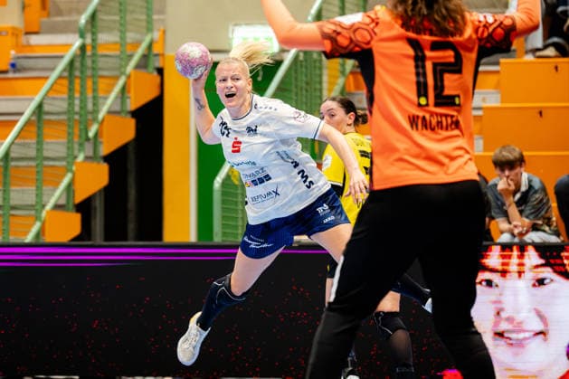 Dortmund, 02.09.2026, Handball, Damen, Bundesliga, 2. Spielatg, BVB Borussia Dortmund - Union Neckarsulm Antje Döll (Sport-Union Neckarsulm, 59) beim Torwurf gegen Sarah Wachter (BVB, 12)